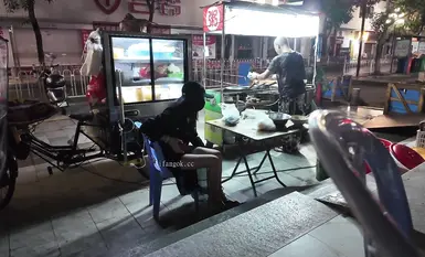 Popular internet celebrity and revealing goddess [cikaimoon] went out for a late-night snack and was filmed by passersby with their phones. (1)