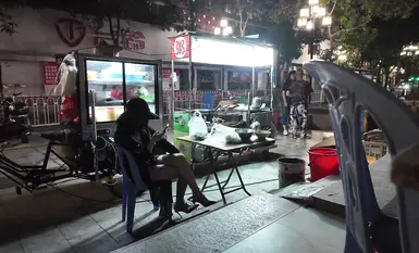Popular internet celebrity and revealing goddess [cikaimoon] went out for a late-night snack and was filmed by passersby with their phones. (1)