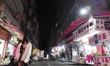 網紅人氣露出女神【cikaimoon】深夜出門吃夜宵 城市露出，被路人拿手機拍攝 (2)