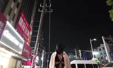 网红人气露出女神【cikaimoon】深夜出门吃夜宵城市露出，被路人拿手机拍摄(2)