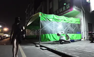 網紅人氣露出女神【cikaimoon】深夜出門吃夜宵 城市露出，被路人拿手機拍攝 (3)