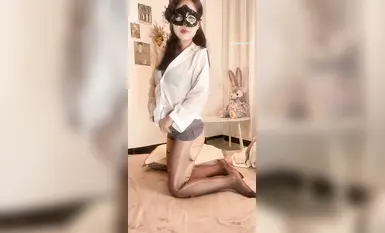 Jalang kontras tarian pemalu [Xiaobai Er] yoga bogel, kaki terbuka, penembusan, melancap, kaki panjang menjangkau langit, mempamerkan lubang sluttynya (1)