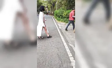 天花板露出狂人【cikaimoon】12月新作，全裸溫泉，按摩，洗頭被揩油摸奶 (1)