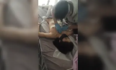 천장에는 12월에 미치광이가 만든 새로운 작품이 드러납니다. 나체 온천, 마사지, 머리 감기 등이 있는데, 그곳에서 그는 더듬거림을 당하고 가슴을 만져집니다(1).