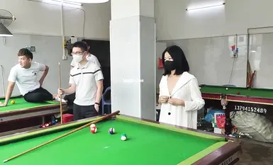 Isang sikat na internet celebrity na si [cikaimoon] ang naglalaro ng bilyar nang hubad sa isang bilyaran, na umaakit sa isang grupo ng mga lalaking masayang nanonood. (Gusto ko na talaga siyang sugurin!)