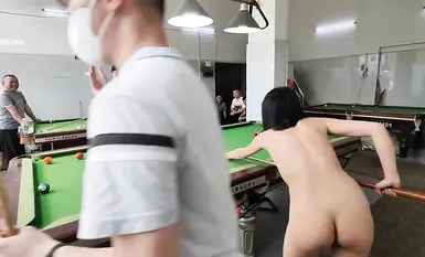 Isang sikat na internet celebrity na si [cikaimoon] ang naglalaro ng bilyar nang hubad sa isang bilyaran, na umaakit sa isang grupo ng mga lalaking masayang nanonood. (Gusto ko na talaga siyang sugurin!)