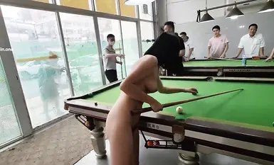 Isang sikat na internet celebrity na si [cikaimoon] ang naglalaro ng bilyar nang hubad sa isang bilyaran, na umaakit sa isang grupo ng mga lalaking masayang nanonood. (Gusto ko na talaga siyang sugurin!)