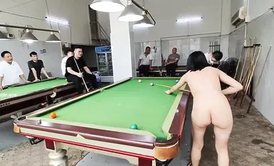 Isang sikat na internet celebrity na si [cikaimoon] ang naglalaro ng bilyar nang hubad sa isang bilyaran, na umaakit sa isang grupo ng mga lalaking masayang nanonood. (Gusto ko na talaga siyang sugurin!)