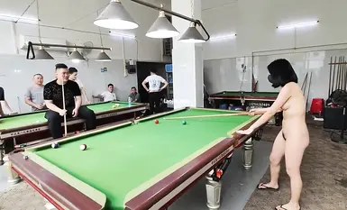 网红人气露出女神【cikaimoon】全裸台球厅打球，引一群男人开心围观，好想扑上去2