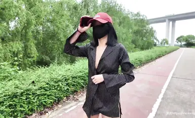 Influencer dalam talian popular dan dewi pendedahan [cikaimoon] berjalan-jalan di luar, menuju ke mana sahaja terdapat orang ramai! 3
