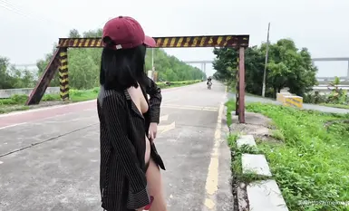 Influencer dalam talian popular dan dewi pendedahan [cikaimoon] berjalan-jalan di luar, menuju ke mana sahaja terdapat orang ramai! 3