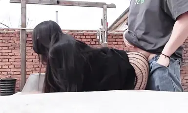 Dalang sumbang mahram "Machine Gunner" kembali ke kampung halamannya bersama seorang wanita seksi, ingin mencuba sesuatu yang mengujakan. Mereka memutuskan untuk melakukan hubungan seks di halaman rumah keluarga, tetapi ketika dia hendak meraban