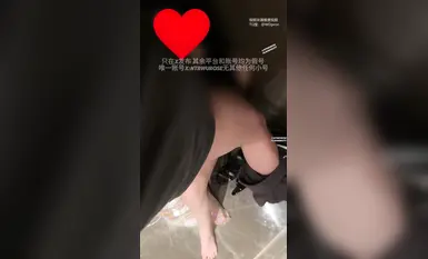 Wanita matang yang sudah berkahwin, 'ROSEWU' yang sangat cantik dan seksi itu mabuk dan keliru, berakhir dengan punggungnya dipenuhi air mani di dalam bilik mandi. Berdasarkan erangannya, dia jelas sedang menikmati dirinya sendiri.