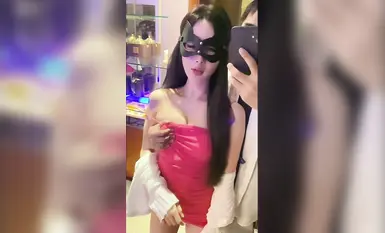 Wanita matang yang paling menyendiri dan dingin pun ada harinya dia tunduk kepada seorang wanita yang berkuasa, berkaki panjang, dan sangat cantik. Dewi ini, yang pernah berada di atas orang lain, dengan rela hati tunduk kepada zakar yang besar.