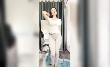 콰이쇼의 최고급 성숙녀 '나비 누나'는 달콤하고 세련되었으며 깨끗하고 부드러운 몸매와 훌륭한 체형을 지녔다. 그녀는 거실에서 나체로 춤을 추고, 자위하고, 스타킹을 신었다. (3)