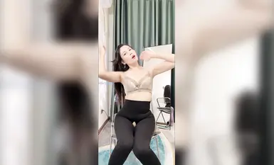 快手福利 超極品輕熟少婦『蝶蝶姐』可甜可御干凈粉嫩身材好客廳裸舞自慰絲襪塞逼 (5)