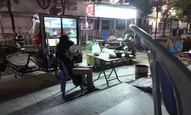 網紅人氣露出女神【cikaimoon】城市露出被路人拿手機拍攝 (1)