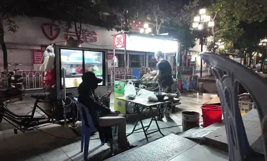 網紅人氣露出女神【cikaimoon】城市露出被路人拿手機拍攝 (1)