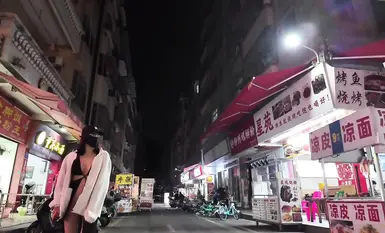 인기 인터넷 유명인 [cikaimoon]이 도시에서 몸을 노출한 채 행인들의 휴대전화로 사진이 찍혔다(2).