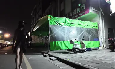 Isang sikat na internet celebrity [cikaimoon] ang kinuhanan ng litrato ng mga dumadaan gamit ang kanilang mga telepono habang inilalantad ang kanyang sarili sa lungsod (3)