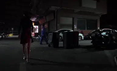 Isang sikat na internet celebrity [cikaimoon] ang kinuhanan ng litrato ng mga dumadaan gamit ang kanilang mga telepono habang inilalantad ang kanyang sarili sa lungsod (3)