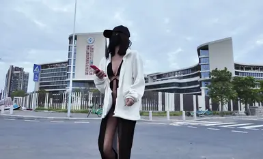 人気インターネットセレブの[cikaimoon]が街中で露出行為をしているところを通行人に携帯電話で撮影された（5）