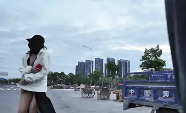 人気インターネットセレブの[cikaimoon]が街中で露出行為をしているところを通行人に携帯電話で撮影された（5）