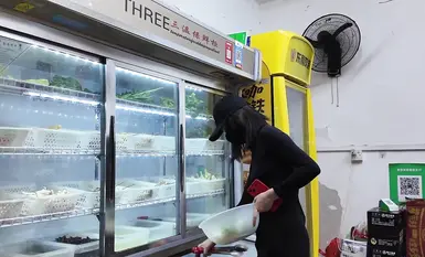 網紅人氣露出女神【cikaimoon】城市露出被路人拿手機拍攝 (6)