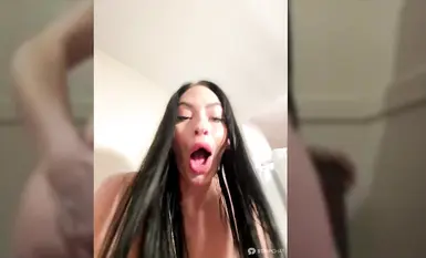 stripchat [annablisss] 外国女子去百货公司更衣室把窗帘喷湿还把地板桌子都弄湿,太会喷了