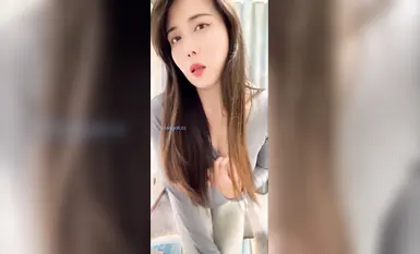 快手福利 超極品輕熟少婦『蝶蝶姐』可甜可御干凈粉嫩身材好客廳裸舞自慰絲襪塞逼2 (4)