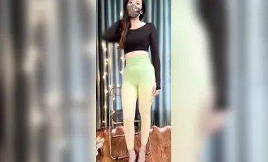 Ang de-kalidad na mature na dalaga sa Kuaishou, si "Sister Butterfly," ay matamis at sopistikado, na may malinis, kulay rosas-puting pigura at magandang katawan. Hubad siyang sumasayaw at nagsasalsal sa kanyang sala habang nakasuot ng medyas. (8