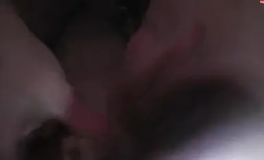 Gadis itu melakukan seks kaki menggunakan stoking nilon, diikuti dengan seks oral melalui stoking (stoking menutupi kepala penis).