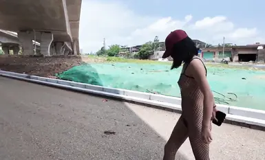 人気ネットセレブの女神[cikaimoon]が広西チワン族自治区の路上で露出。人通りが最も多い昼間に、多くの若者が赤い帽子と黒い網状のボディスーツを着た女性が道端で老人を誘惑しているのを目撃した（1）。