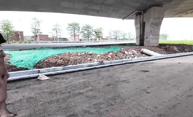 Inilantad ng isang sikat na artista sa internet ang kanyang diyosa [cikaimoon] sa mga lansangan ng Guangxi. Noong araw, kung kailan pinakamaraming tao, maraming binata ang nakakita ng pulang sumbrero at itim na lambat na bodysuit na umaakit sa isang matan