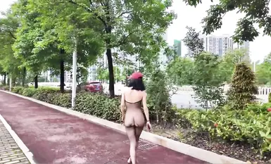 Isang sikat na kilalang tao sa internet ang naglantad sa diyosa [cikaimoon] sa mga lansangan ng Guangxi. Noong araw, kung kailan pinakamaraming tao, maraming binata ang nakakita ng pulang sumbrero at itim na lambat na bodysuit na umaakit sa isang matandan