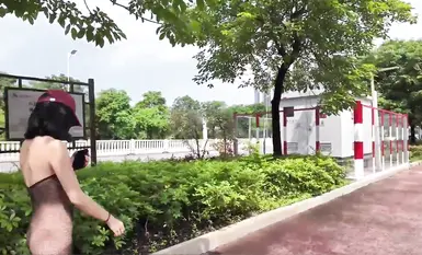 Isang sikat na kilalang tao sa internet ang naglantad sa diyosa [cikaimoon] sa mga lansangan ng Guangxi. Noong araw, kung kailan pinakamaraming tao, maraming binata ang nakakita ng pulang sumbrero at itim na lambat na bodysuit na umaakit sa isang matandan