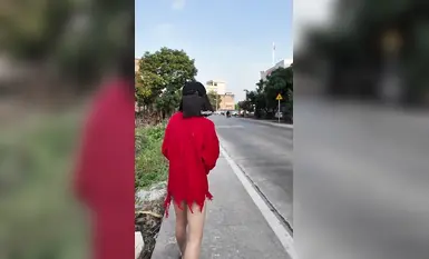 網紅人氣露出女神【cikaimoon】廣西街頭，大白天人最多的時候，街邊好多小伙看到了 紅帽連體黑網誘惑路邊的老大爺1