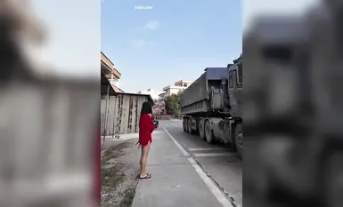 Selebriti internet popular [cikaimoon] telah dilihat di jalan-jalan Guangxi pada siang hari apabila ramai pemuda melihatnya memakai topi merah dan jaring hitam, seolah-olah cuba menggoda seorang lelaki tua di tepi jalan.