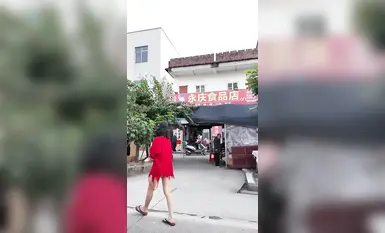 Selebriti internet popular [cikaimoon] telah dilihat di jalan-jalan Guangxi pada siang hari apabila ramai pemuda melihatnya memakai topi merah dan jaring hitam, seolah-olah cuba menggoda seorang lelaki tua di tepi jalan.