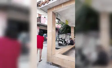 Selebriti internet popular [cikaimoon] telah dilihat di jalan-jalan Guangxi pada siang hari apabila ramai pemuda melihatnya memakai topi merah dan jaring hitam, seolah-olah cuba menggoda seorang lelaki tua di tepi jalan.