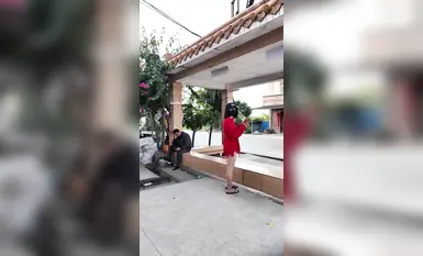 Selebriti internet popular [cikaimoon] telah dilihat di jalan-jalan Guangxi pada siang hari apabila ramai pemuda melihatnya memakai topi merah dan jaring hitam, seolah-olah cuba menggoda seorang lelaki tua di tepi jalan.