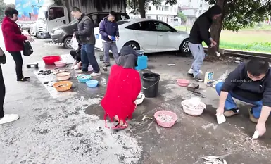 人気インターネットセレブの[cikaimoon]が、日中に広西チワン族自治区の路上で目撃された。多くの若い男性が、彼女が赤い帽子と黒い網を身に着け、道端にいる高齢の男性を誘惑しようとしているのを目撃した。