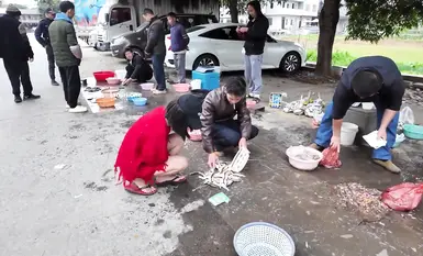 网红人气露出女神【cikaimoon】广西街头，大白天人最多的时候，街边好多小伙看到了红帽连体黑网诱惑路边的老大爷2