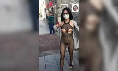 人気インターネットセレブで露出度の高い女神[cikaimoon]が屋外を裸で歩き回り、通行人と写真を撮る（1）