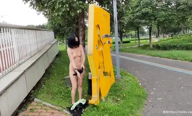 Isang sikat na artista sa internet at diyosa ng pagbubunyag ng mga tao [cikaimoon] ang naglakad-lakad nang hubad sa labas at kumukuha ng mga litrato kasama ang mga dumadaan (2)