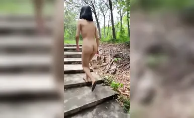 網紅人氣露出女神【cikaimoon】戶外全裸游盪 與偶遇路人合影 (3)