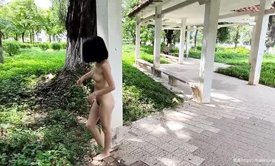 网红人气露出女神【cikaimoon】户外全裸游荡与偶遇路人合影(5)