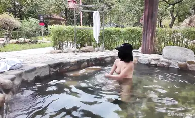 网红人气露出女神【cikaimoon】户外温泉全裸跟其他客人一起泡温泉(2)