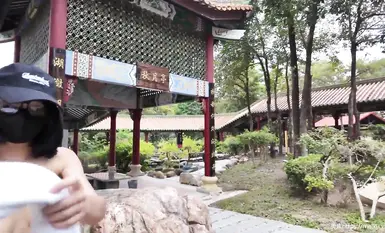 网红人气露出女神【cikaimoon】户外温泉全裸跟其他客人一起泡温泉(2)