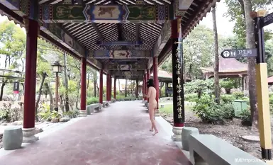 网红人气露出女神【cikaimoon】户外温泉全裸跟其他客人一起泡温泉(2)